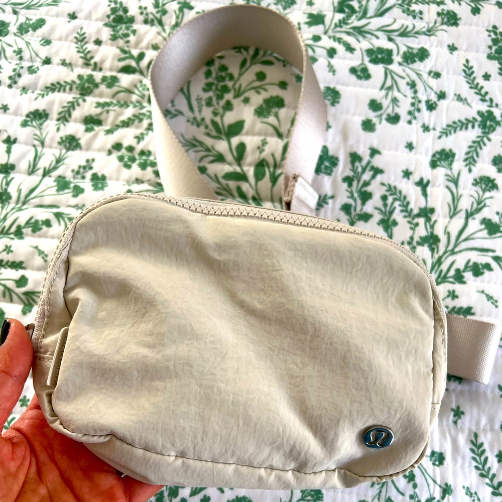 Lululemon Everywhere Belt Bag - creamy beige color